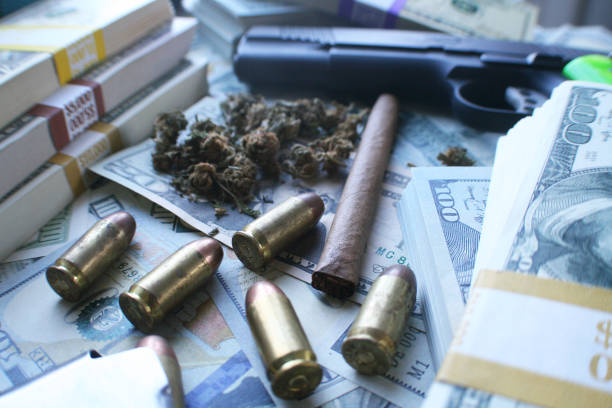 argent de la drogue marijuana avec pistolet, piles d’argent, balles & blunt - narcotic gun medicine currency photos et images de collection