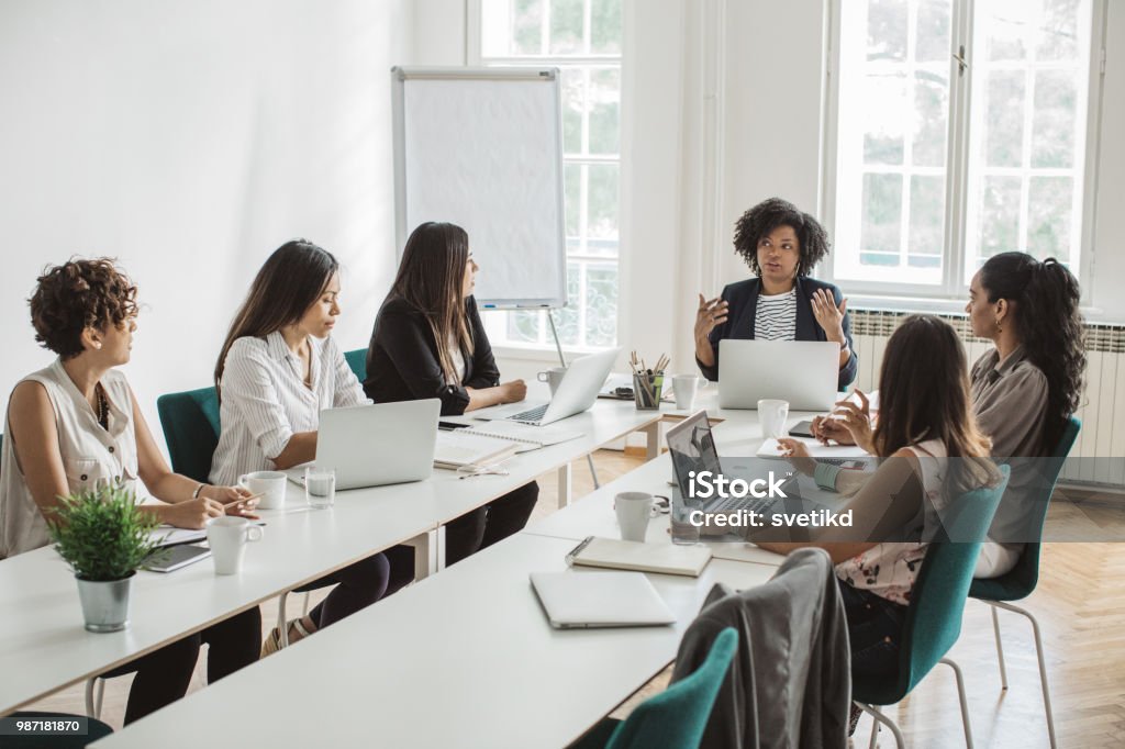 Bewertung von neuen Strategien - Lizenzfrei Nur Frauen Stock-Foto