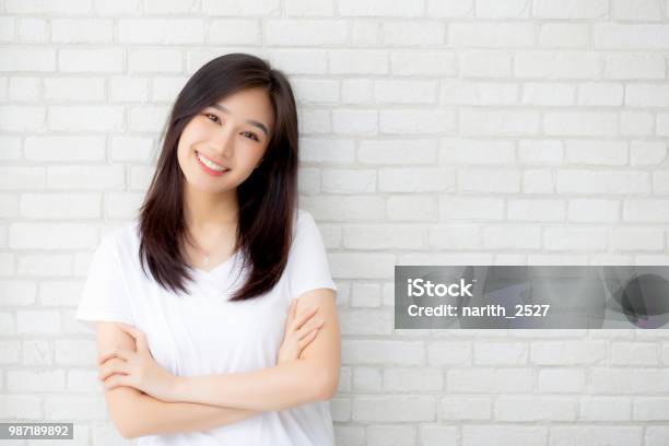 灰色のセメント テクスチャ グランジ壁煉瓦背景に美しい若いアジア女性幸せ立っての肖像実業家はコンクリートビジネス人々 の概念に笑顔です - アジア大陸のストックフォトや画像を多数ご用意