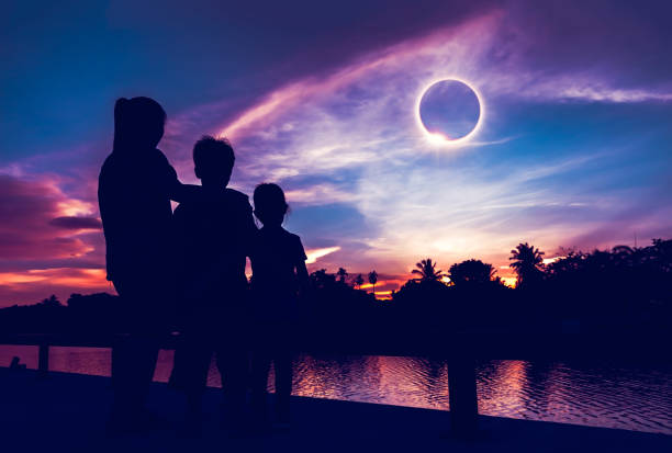 natural phenomenon. three person looking at total solar eclipse. - kd imagens e fotografias de stock
