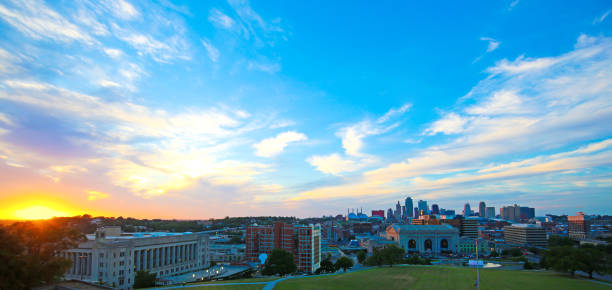 kansas city skyline sunset - kansas kansas city missouri city skyline imagens e fotografias de stock