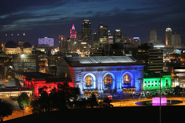 istock Kansas City Skyline at Night 987265334