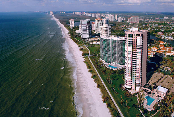 vue aérienne de la plage de naples, en floride - collier county photos et images de collection