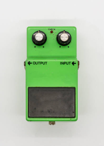 zielony vintage pedał gitary odizolowany na białym tle - distortion pedal zdjęcia i obrazy z banku zdjęć
