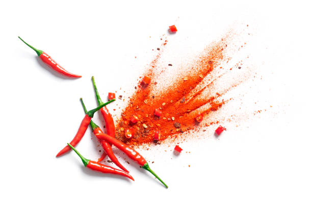 pimentão, flocos de pimenta vermelha e explosão de chili em pó - chili pepper - fotografias e filmes do acervo