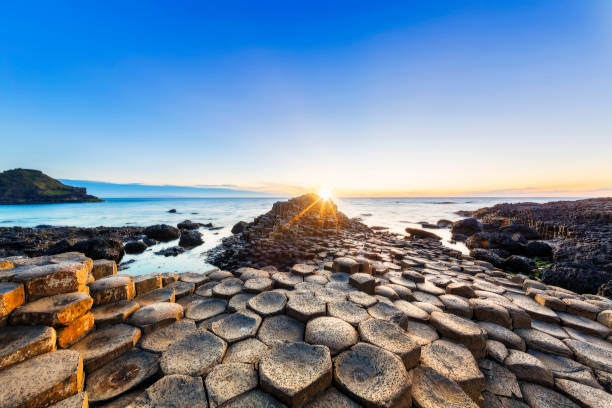 巨人の土手道、北アイルランドに沈む夕日 - nobody non urban scene long exposure county antrim ストックフォトと画像