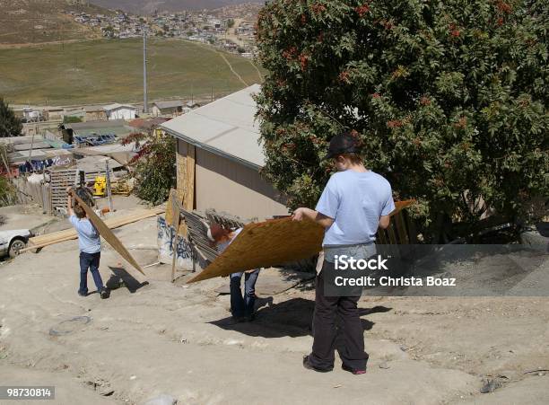 Trabajo En Equipo Foto de stock y más banco de imágenes de Voluntario - Voluntario, Caridad y Auxilio, Misionero