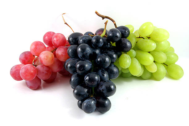 bunches von roten, schwarzen und grünen trauben auf weißem - grape green red purple stock-fotos und bilder