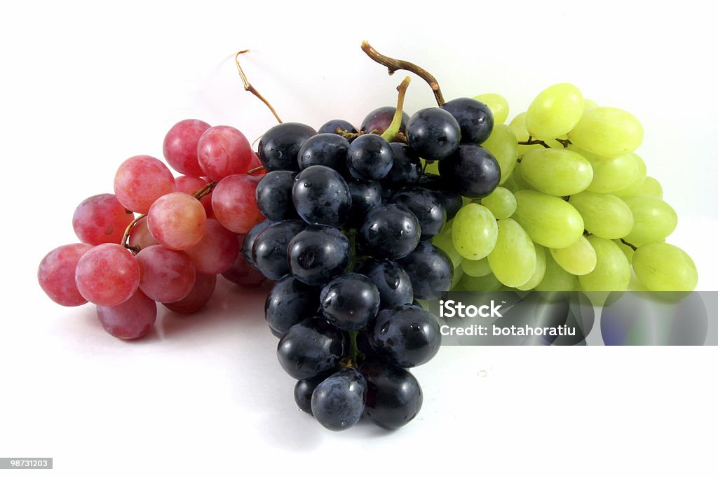 Bunches de rojo, negro y verde uvas en blanco - Foto de stock de Uva libre de derechos