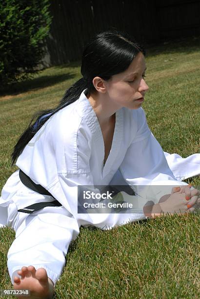 Meditation Und Stretching Stockfoto und mehr Bilder von Asiatischer Kampfsport - Asiatischer Kampfsport, Dehnen, Erwachsene Person