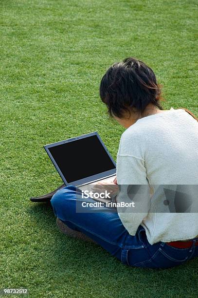 Chica En El Césped Con Una Computadora Portátil Foto de stock y más banco de imágenes de Abierto - Abierto, Adulto, Adulto joven