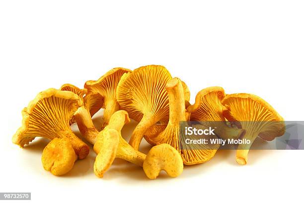 Chanterelles Aislado Foto de stock y más banco de imágenes de Alimento - Alimento, Amarillo - Color, Cocinar