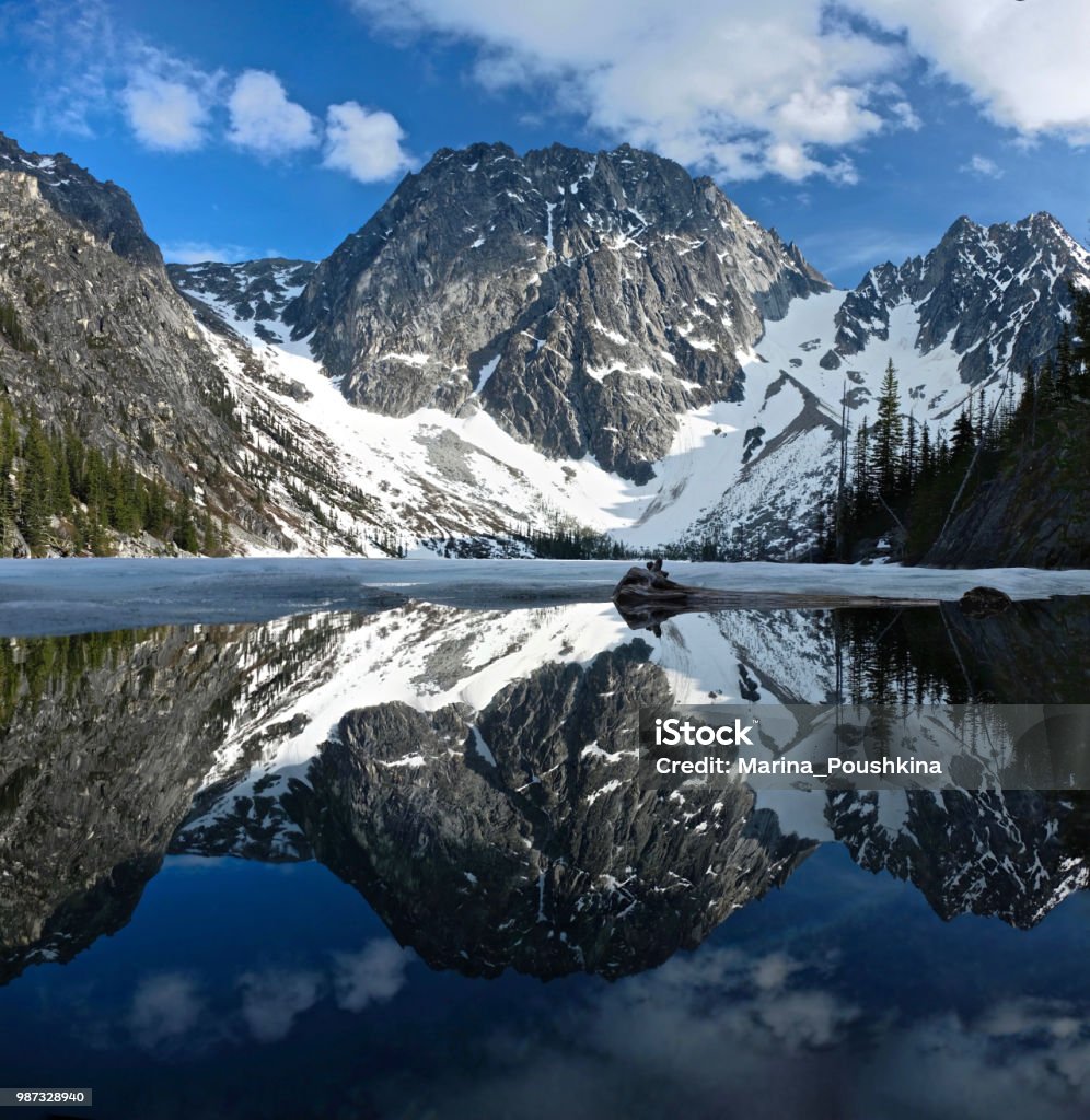 Schöne Reflexionen der Rocky Mountains schneebedeckt in ruhigem klaren Wasser der Alpensee - Lizenzfrei Renton Stock-Foto