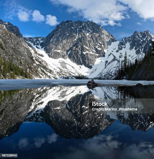 Schöne Reflexionen Der Rocky Mountains Schneebedeckt In Ruhigem Klaren Wasser Der Alpensee Stockfoto und mehr Bilder von Renton