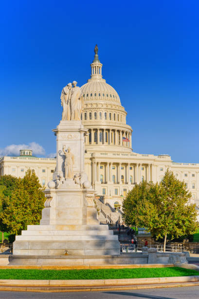 washington, estados unidos, o capitólio dos estados unidos, muitas vezes chamado o capitólio e o monumento da paz. - naval flag - fotografias e filmes do acervo