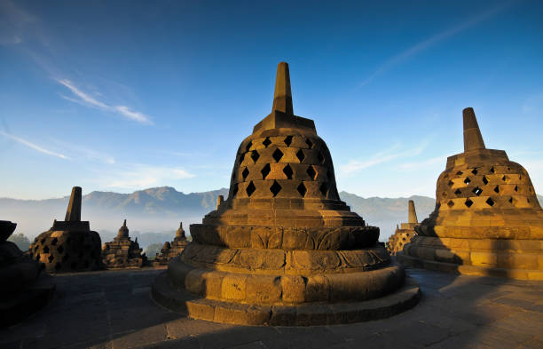 bouddhistes célèbre temple borobudur au lever du soleil. yogyakarta, l’île de java - indonésie - borobudur ruins photos et images de collection