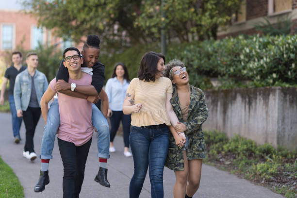 grupowe zdjęcie studentów na chodniku kampusu razem - multi ethnic group couple sex women zdjęcia i obrazy z banku zdjęć