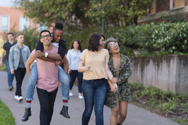 групповое фото студентов колледжа на тротуаре кампуса вместе - group sex стоковые фото и изображения