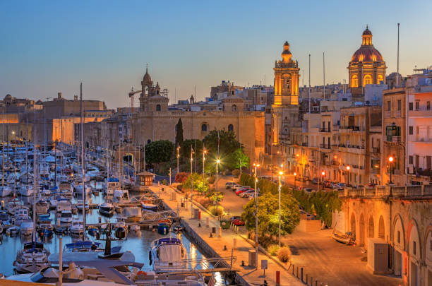 grand harbour in valletta, malta - grand harbour stock-fotos und bilder