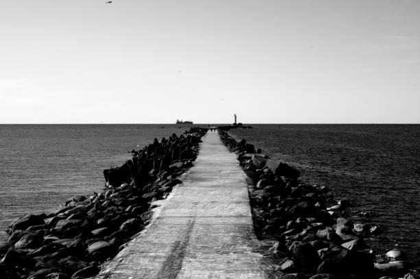 istock Mole on the Baltic Sea coast 987402784