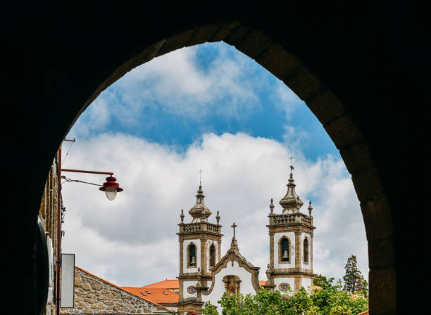 historische stadt wandrahmen der misericordia kirche aus dem 17. jahrhundert in guarda, portugal - guarda stock-fotos und bilder