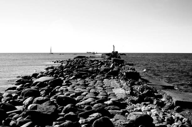 istock Mole on the Baltic Sea coast 987407350