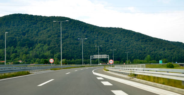 bend to the right on the new, modern, multiple lane highway - multiple lane highway highway car field imagens e fotografias de stock