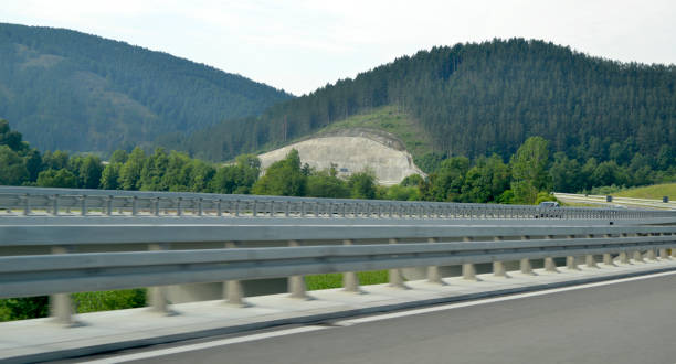 dobre à esquerda sobre o novo, moderno, rodovia de múltiplas pistas, na montanha - multiple lane highway highway car field - fotografias e filmes do acervo