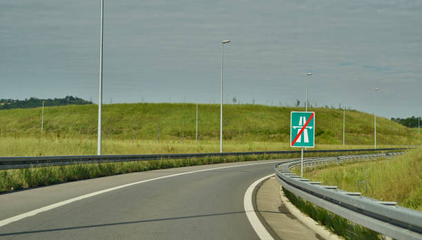 zakręt w prawo na zjeździe z nowej, nowoczesnej, wielopasmowej autostrady - multiple lane highway sign exit sign leaving zdjęcia i obrazy z banku zdjęć