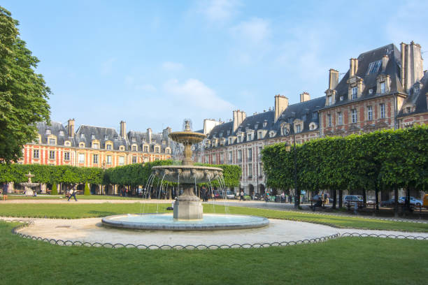 vosges square (place des vosges), paris, france - paris square architecture travel destinations urban scene imagens e fotografias de stock