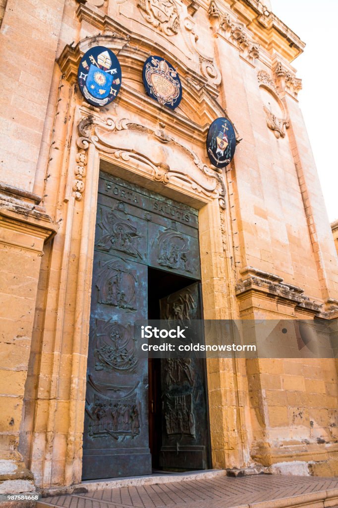 Exterior De La Vieja Iglesia Católica Con La Puerta Abierta Foto de stock y  más banco de imágenes de Abierto - iStock
