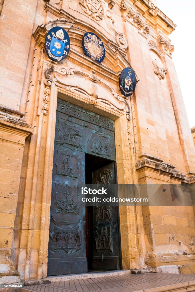Exterior De La Vieja Iglesia Católica Con La Puerta Abierta Foto de stock y más banco de imágenes de Abierto - iStock Exterior De La Vieja Iglesia Católica Con La Puerta Abierta Foto de stock y más banco de imágenes de Abierto - iStock