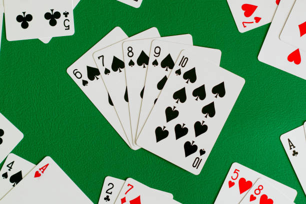 ストレート フラッシュ スペード 6 7 8 9:10、緑の背景の火かき棒カード - nine of spades ストックフォトと画像