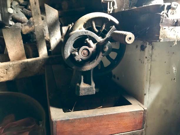 istock Hand drive old sewing machine close-up. 987685816