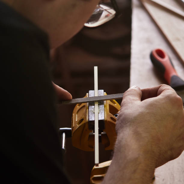 der meister zieht die klammer der klassischen gitarre. produktion der klassischen gitarre. - ruler wood instrument of measurement measuring stock-fotos und bilder