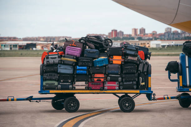 carrinho com a bagagem no aeroporto - luggage hold - fotografias e filmes do acervo