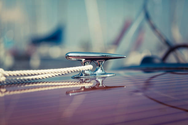 лодка cleat - moored nautical vessel tied knot sailboat стоковые фото и изображения
