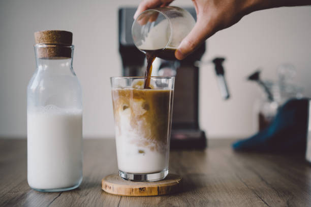 アイス コーヒーの作り方 - カフェラテ　アイス ストックフォトと画像