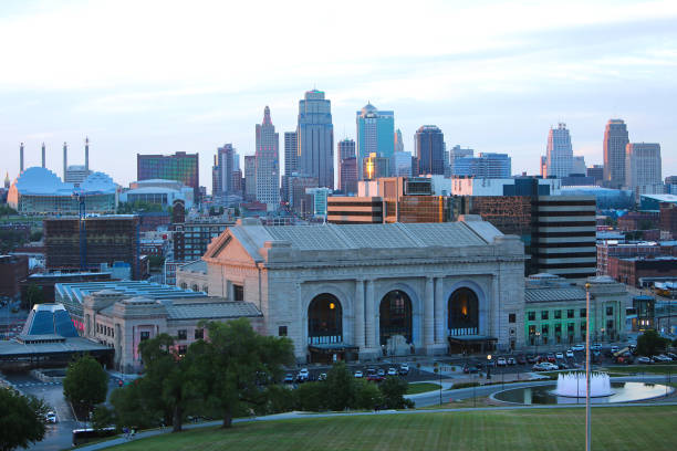 kansas city skyline sunset - kansas city missouri fountain missouri union station kansas city - fotografias e filmes do acervo