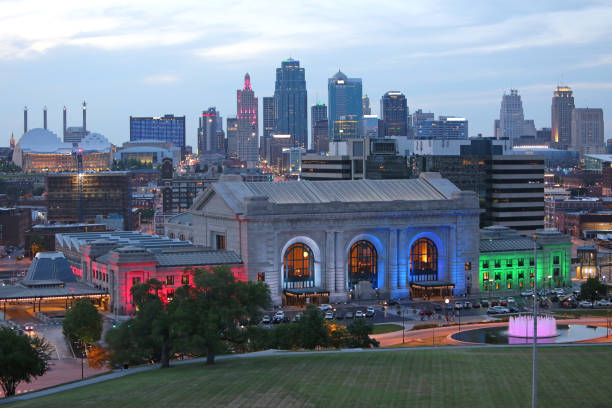 istock Kansas City Skyline at Dusk 987891646