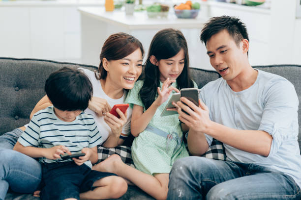 relaks w domu dzięki technologii bezprzewodowej - father digital tablet asian ethnicity daughter zdjęcia i obrazy z banku zdjęć