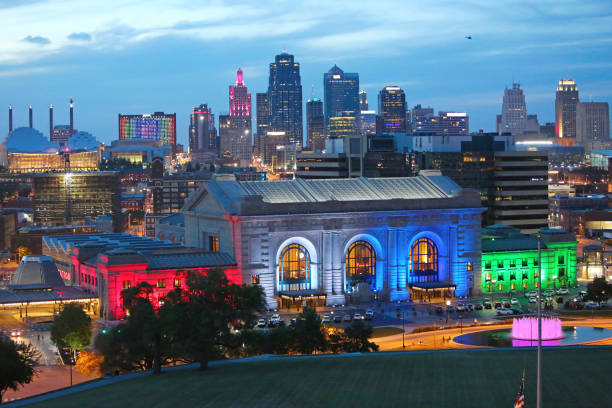 kansas city skyline vida nocturna - kansas city missouri fountain missouri union station kansas city - fotografias e filmes do acervo