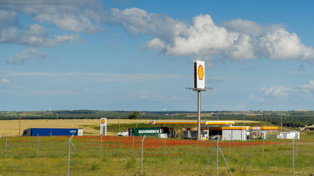 shell tankstelle rast auf der autobahn - gas station shell oil company spain energy stock-fotos und bilder