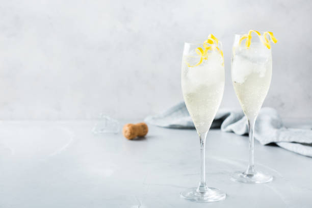 cocktail di champagne bevanda alcolica per le giornate estive - prosecco foto e immagini stock