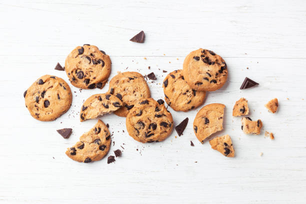 biscotti con gocce di cioccolato. - sweet food pastry snack baked foto e immagini stock