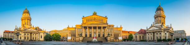 berlin gendarmenmarkt kultowy zabytkowy plac oświetlony o wschodzie słońca panorama niemcy - berlin germany gendarmenmarkt schauspielhaus germany zdjęcia i obrazy z banku zdjęć