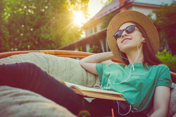 nastoletnia dziewczyna ciesząc się latem na podwórku - teenagers only lake summer sunlight zdjęcia i obrazy z banku zdjęć