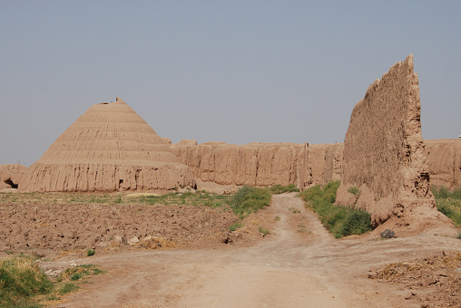 Restos de las murallas y Yakhchal, una antigua nevera en Kashan, Irán photo