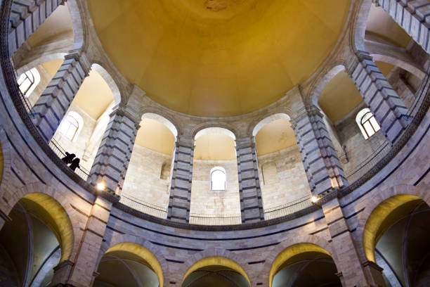 decke eine kuppel aus das baptisterium von pisa, italien - pisa tuscany italy baptistery stock-fotos und bilder