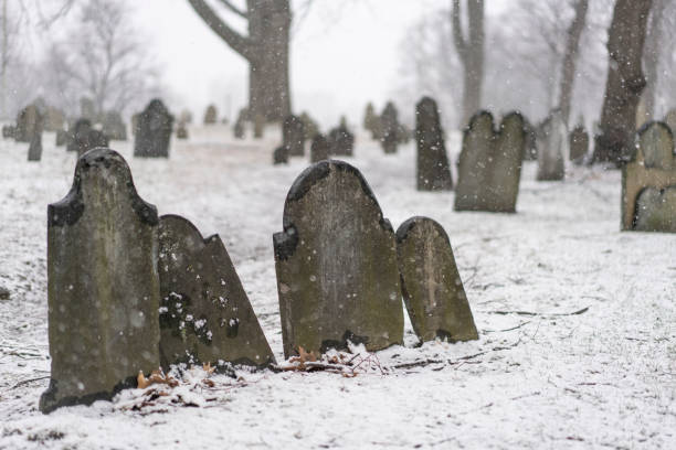 histórico lápidas en invierno - boston common fotografías e imágenes de stock